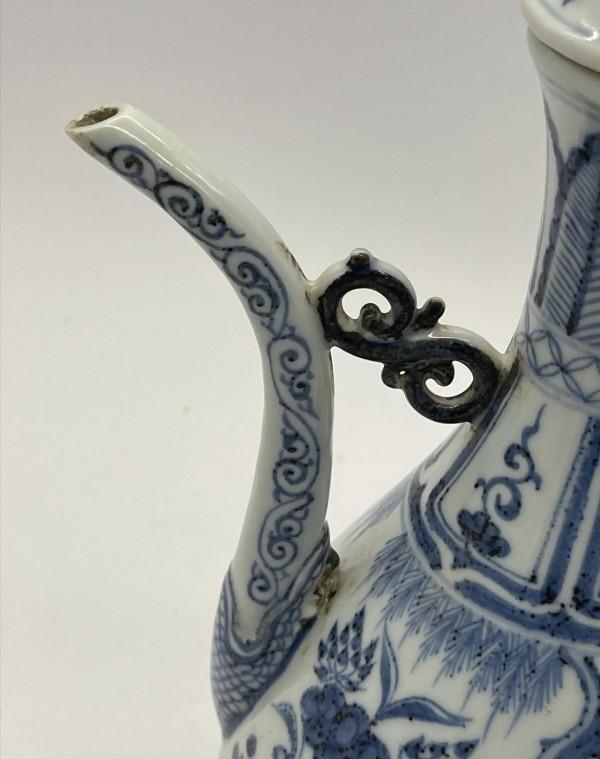 發兩件仿品，一件是明早洪武時期的玉壺春瓶，一件是元青花執壺