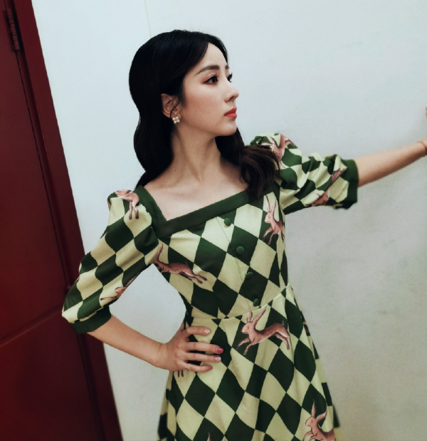 李思思：十年主持8次春晚，嫁初戀三年生兩子，她的背景是她自己