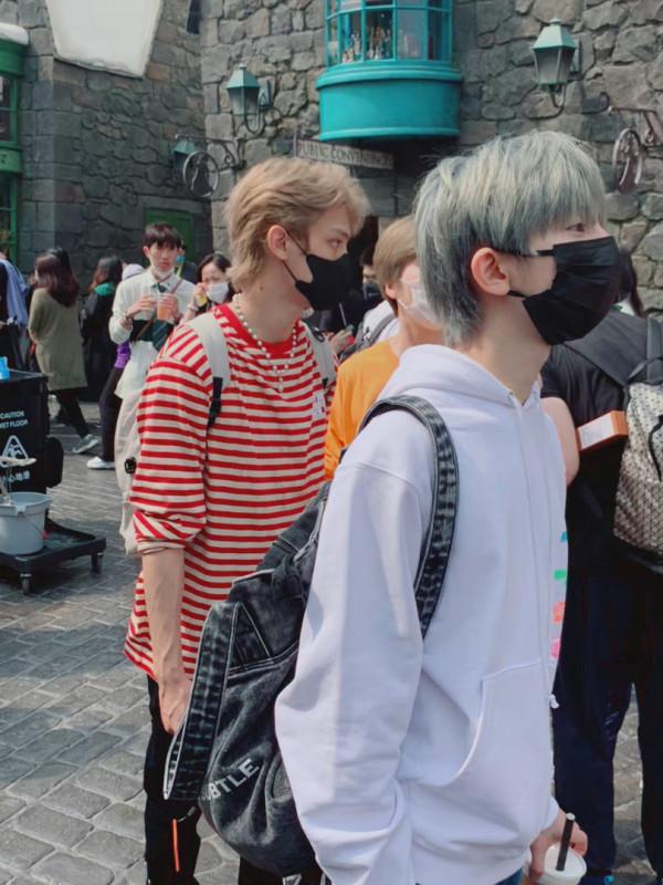 盤點環球影城偶遇明星生圖,白敬亭似商務精英,林依輪兼職賣貨? 盤點環球影城偶遇明星生圖,白敬亭似商務精英,林依輪兼職賣貨?