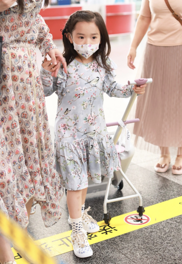 董璇女兒和外婆現身機場，小酒窩開心蹦躂超活潑，外婆時髦氣質佳