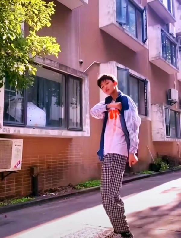 “魯智深”罕曬14歲兒子,身高188時尚帥氣,已簽約公司或將出道 “魯智深”罕曬14歲兒子,身高188時尚帥氣,已簽約公司或將出道