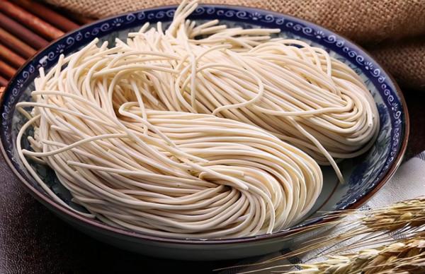 把麵條放進滾燙的油鍋中，瞬間變美食，簡單易做，吃一次就忘不了
