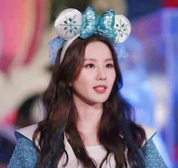 劉詩詩美成迪士尼公主！雪夜露天鵝頸不怕凍，卻被玲娜貝兒搶風頭