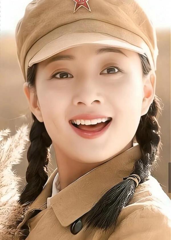 殷桃的軍裝照，個個調皮可愛，英姿颯爽，十張照片詮釋了答案