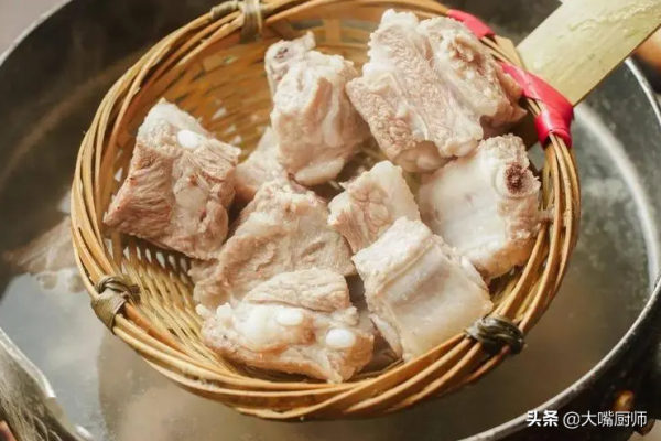 排骨直接焯水，難怪又腥又柴！記住3步，不管咋做都鮮嫩，香噴噴