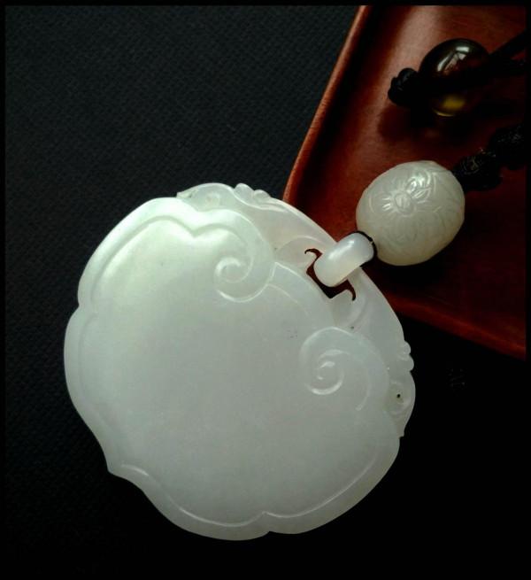 一塊有七個色的和田籽料值多少錢? 一塊有七個色的和田籽料值多少錢?