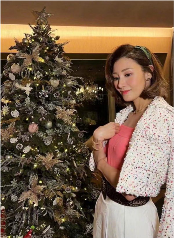 51歲李嘉欣換髮型顏值大飆升！穿小香風盡顯豪門闊太範，氣質開掛