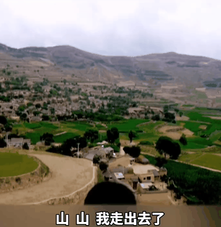 5年過去了,當年在工地上收到大學通知書的搬磚男孩,當上了軍官 5年過去了,當年在工地上收到大學通知書的搬磚男孩,當上了軍官