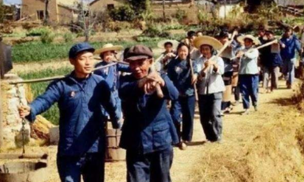 龔清孝：因口渴無意吃了一把草，從此上癮戒不掉，34年吃了40噸草