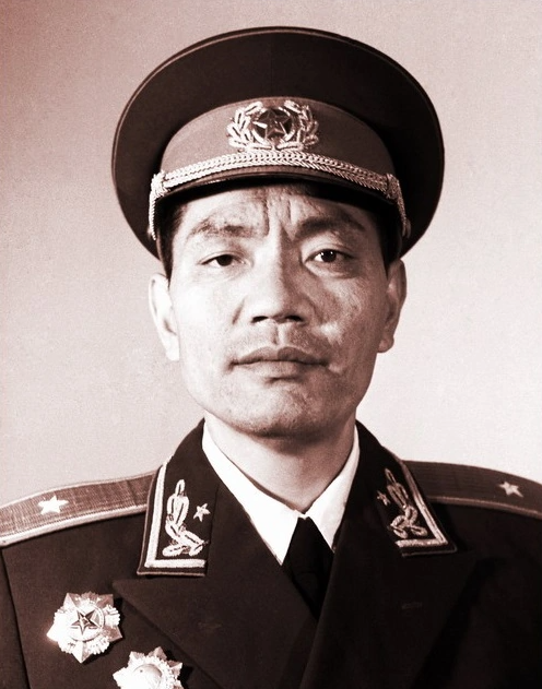 1988年11位大軍區司令合影，4位站後排，徐向前坐前排，C位是誰？