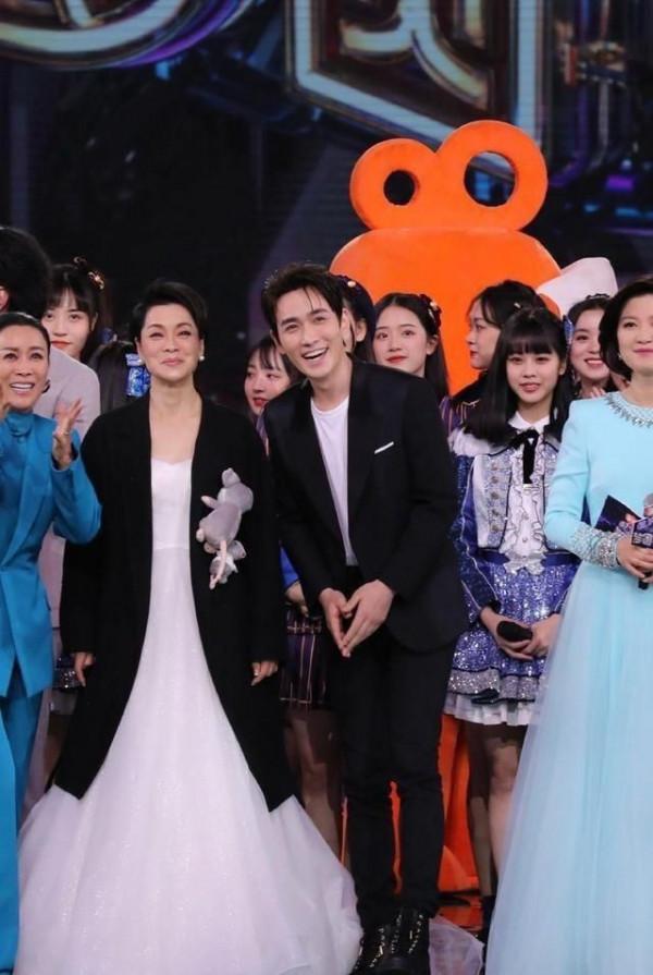 老藝人業務能力太強了！毛阿敏打破常規，復古絕代名伶大片太亮眼