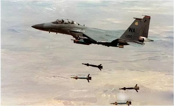 4500度高溫，美國用超級炸彈轟炸平民，倖存者：我詛咒他們下地獄