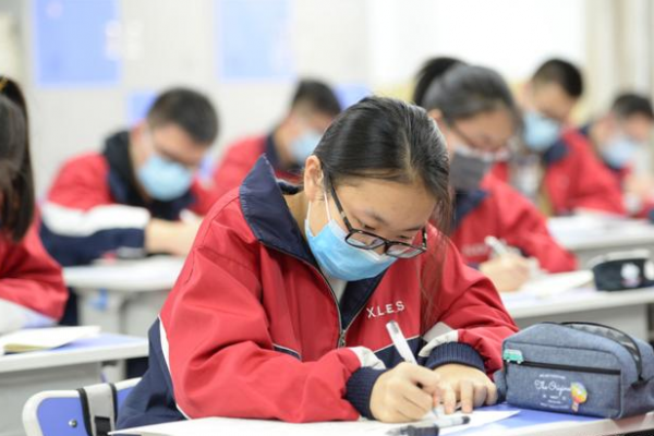 6歲出道成功走紅的童星，後成功考上清華，名副其實的校花