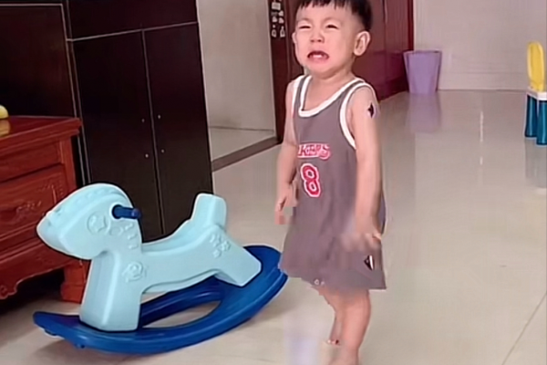 孩子一言不合發脾氣摔東西,不打不罵不哄,給他一個“概念”就好 孩子一言不合發脾氣摔東西,不打不罵不哄,給他一個“概念”就好