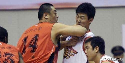 人物｜94黃金一代中鋒，中途退役去機場工作，效力10支球隊創紀錄