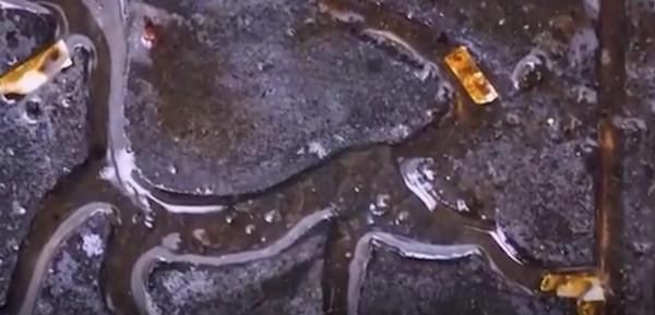 琅琊漢墓出土金龍玉席,頭髮骸骨都完好無缺,墓中積水清澈無比 琅琊漢墓出土金龍玉席,頭髮骸骨都完好無缺,墓中積水清澈無比