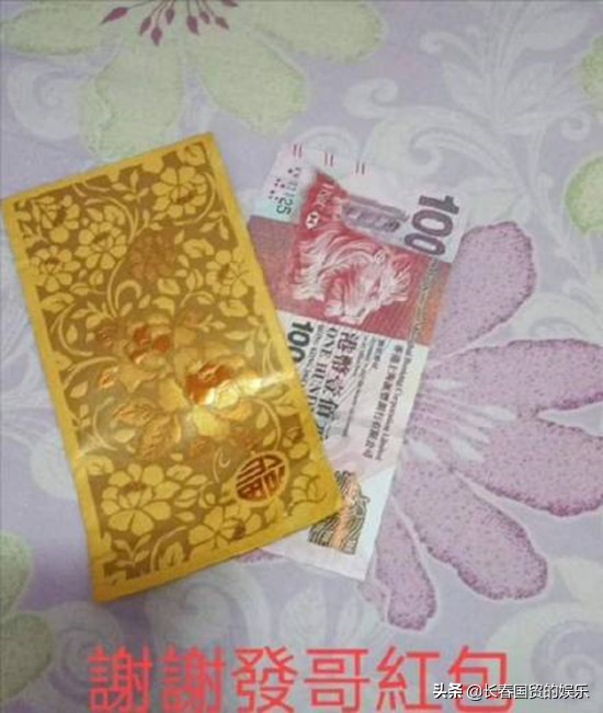 網友街邊小店偶遇周潤發，合影後被髮哥的一個意外舉動暖到了