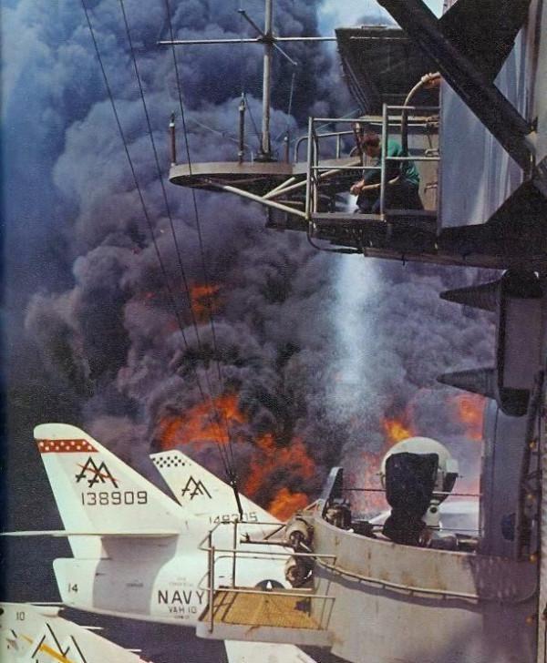 2分鐘內3次爆炸,美國航母自爆造成300人死傷,人為還是天災? 2分鐘內3次爆炸,美國航母自爆造成300人死傷,人為還是天災?