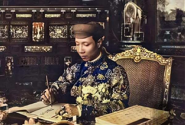 帶頭崇洋媚外的皇帝：身高僅1米5，喝洋酒穿西服，連陵墓都學西方