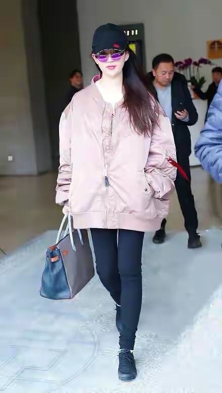 劉亦菲用臉撐起衣服，老氣羽絨服也穿得清新脫俗，這氣質不得不服
