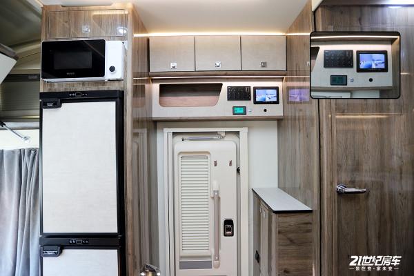 3.0T發動機配12度電，還有1000W太陽能板！這款房車適合退休生活