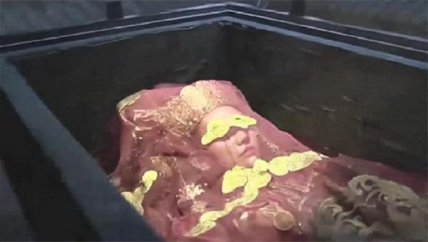 2003年，內蒙古發現巨大紅棺，紅棺內躺有一具女屍