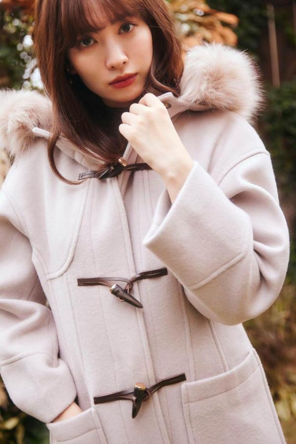人造毛皮連帽粗呢大衣，絨毛連帽在臉部周圍營造出華麗的外觀
