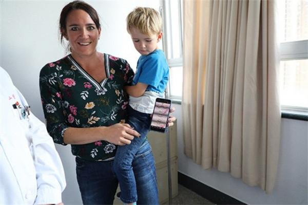 西方醫學界對腦癱束手無策，德國母親攜子赴上海求醫，手術成功