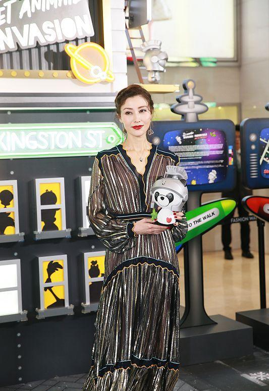 “港姐鼻祖”李嘉欣,年過半百也有靈氣,“水光肌”太搶鏡 “港姐鼻祖”李嘉欣,年過半百也有靈氣,“水光肌”太搶鏡