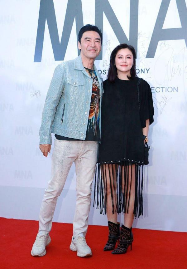 鍾鎮濤妻子慶生眾星捧月，一家5口同框她穿襯衫穩坐C位，真幸福