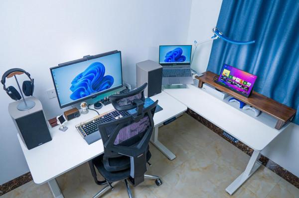 辦公娛樂全都要,我用兩臺升降桌搭了個桌面 辦公娛樂全都要,我用兩臺升降桌搭了個桌面