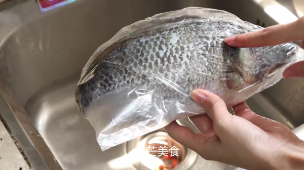 解凍魚不能直接用水泡,海產老闆教我一招,解凍後和新鮮買的一樣 解凍魚不能直接用水泡,海產老闆教我一招,解凍後和新鮮買的一樣