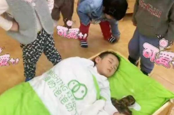 開學季“貪睡寶寶”走紅，全班同學齊上叫不醒，網友：睡神