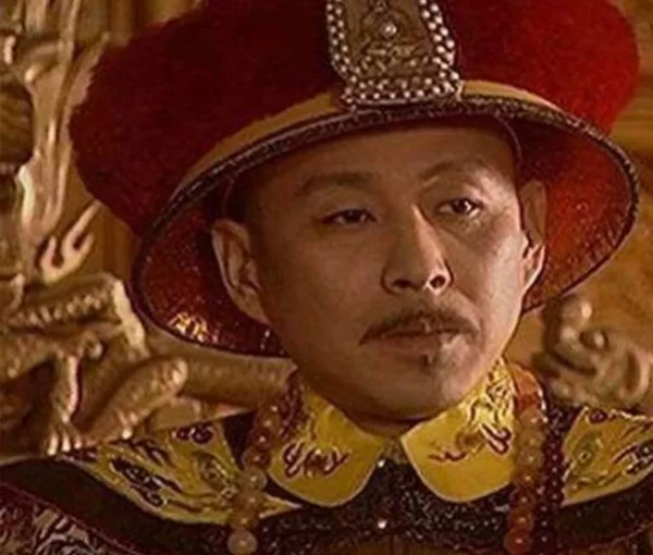 康熙站在孔子墓前，不跪，大臣遮住墓碑一字，康熙才願叩拜