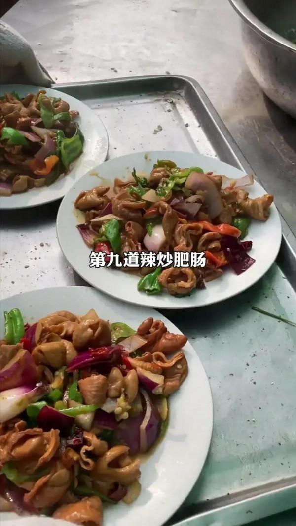 山東農村有戶人家結婚辦酒，一桌360元的價格包給廚師全權負責