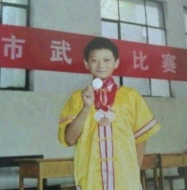 黃子韜：成名後不忘本，把啞巴發小留身邊，還出錢給他開咖啡店