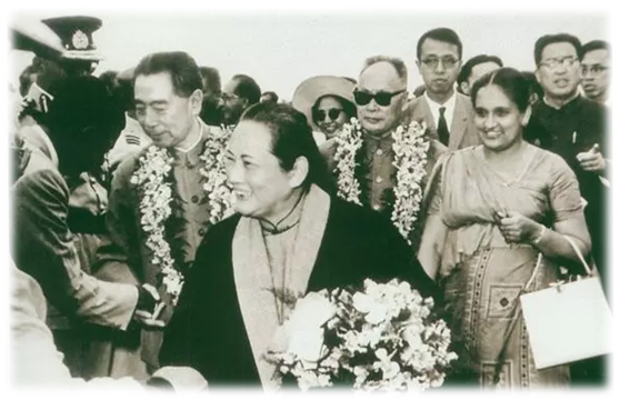 57年周恩來在斯里蘭卡講話，天降大雨他拒絕撐傘，第二天兩國建交