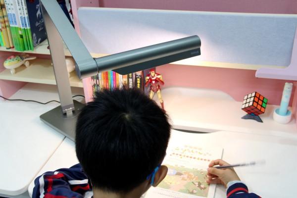 Nerius優時超適感工作臺燈體驗，讓工作、學習更加舒適高效