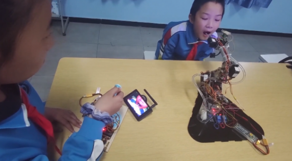 機械手臂取樣測核酸,京味兒智慧飯盒!北京女孩展開奇思妙想 機械手臂取樣測核酸,京味兒智慧飯盒!北京女孩展開奇思妙想