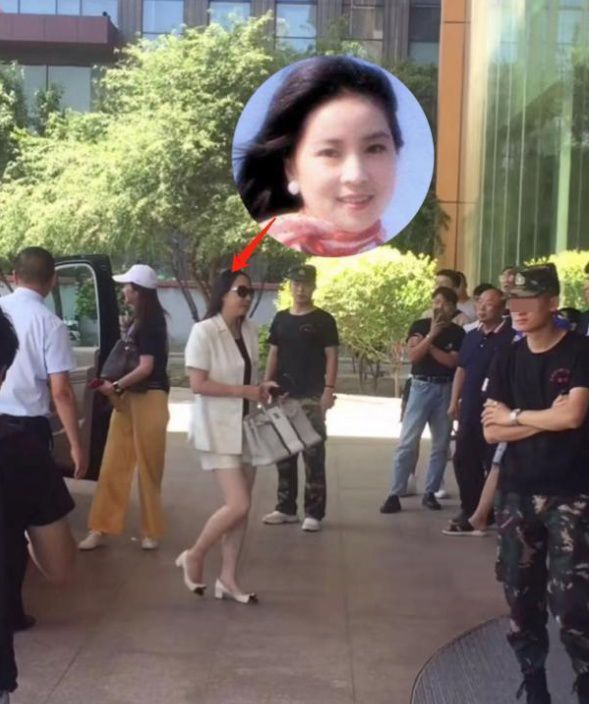 成龍妻子林鳳嬌近照，穿西裝短褲秀美腿，面板白嫩不像66歲