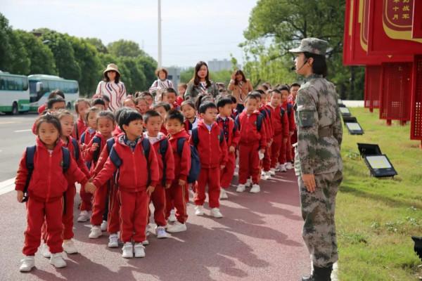 關注|啥情況?軍營裡突然來了一群萌娃 關注|啥情況?軍營裡突然來了一群萌娃