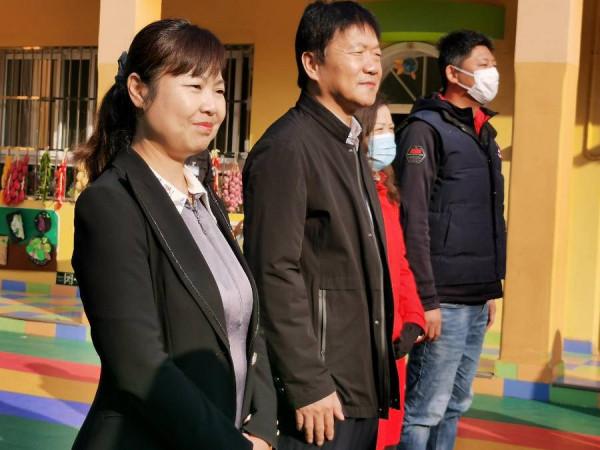 節約糧食從我做起--歷下區教體局領導參加佛山苑幼兒園升旗儀式 節約糧食從我做起--歷下區教體局領導參加佛山苑幼兒園升旗儀式