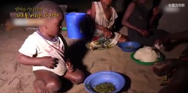 非洲姐弟被母親拋棄，家裡只剩一張破布，餓了只能吃野草！紀錄片