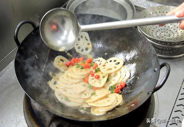 廚師長分享酸辣蓮藕的家常做法,蓮藕不發黑有技巧,清脆入味 廚師長分享酸辣蓮藕的家常做法,蓮藕不發黑有技巧,清脆入味