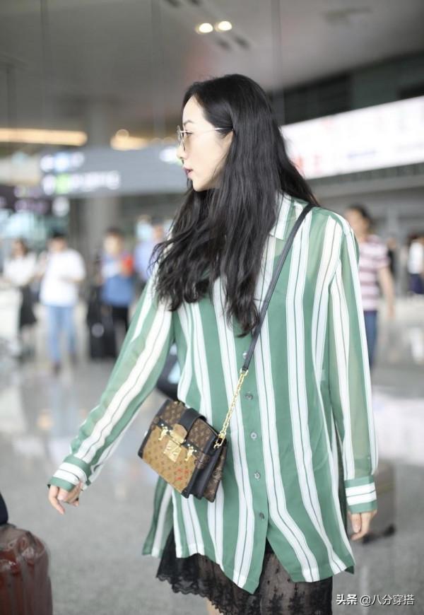 韓雪又穿火了“條紋襯衫”，配黑色蕾絲半身裙精緻時髦，優雅大方