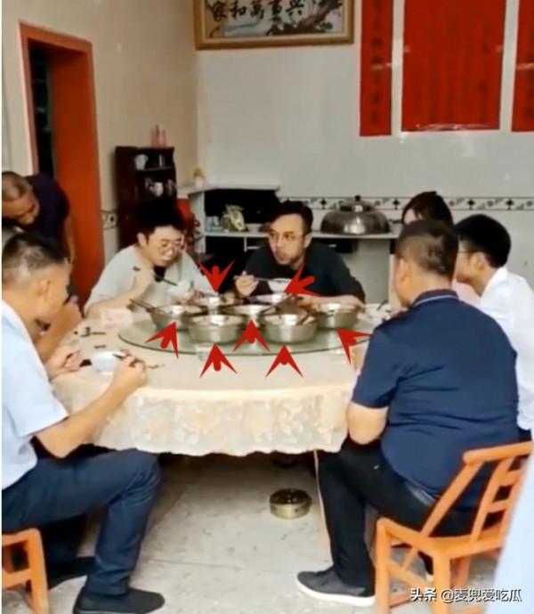 汪涵楊迪聚餐惹爭議?吃飯不用公筷,網友吐槽:放在那裡是擺設 汪涵楊迪聚餐惹爭議?吃飯不用公筷,網友吐槽:放在那裡是擺設