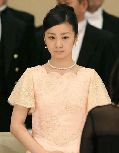 假笑機器佳子公主：被迫拋棄愛好迎合國民，整日活在母親的管控中