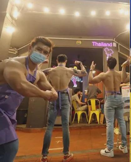 尷尬！新加坡燒烤店讓肌肉男站臺，光膀子熱情服務，食客嚇到報警