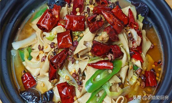 白菜和幹豆腐熱乎乎地燉一鍋，吃完渾身暖和，上桌連湯汁都不剩