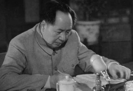 開國少將攜妻衣錦還鄉，發現老家有位衣衫襤褸的妻子，苦等22年